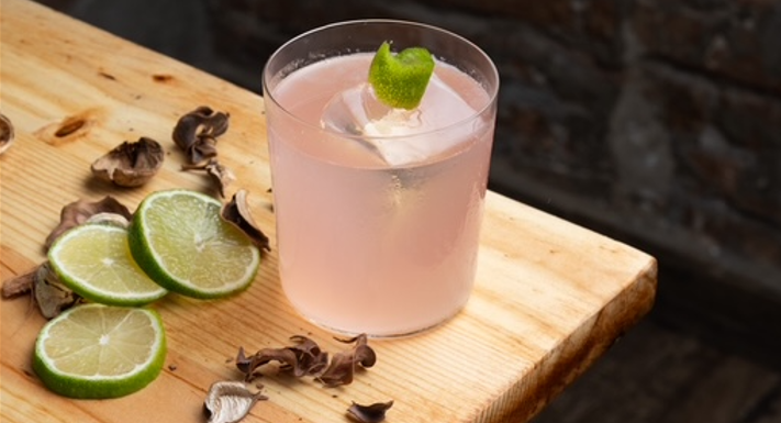 AXOMAMA FIZZ cocktail with gin, guava and tonic